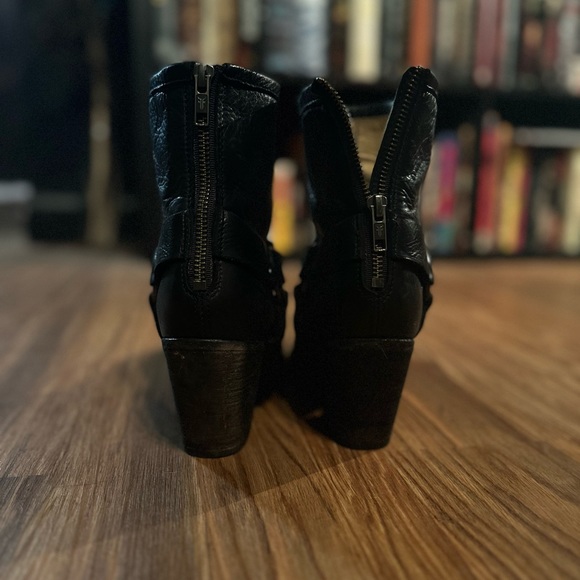 Women’s Frye black leather booties size 9 - Picture 4 of 5